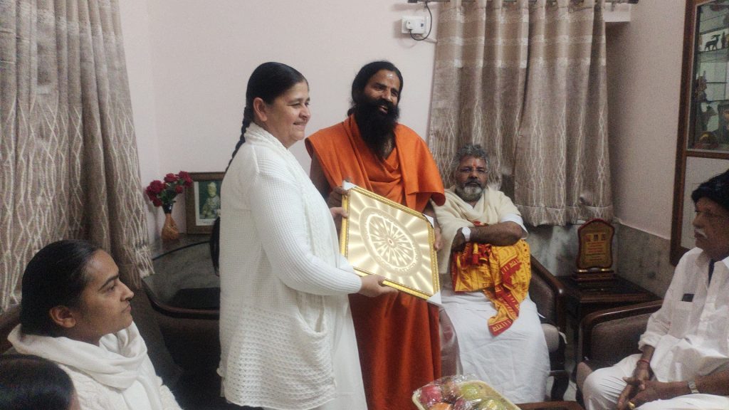 योगगुरु स्वामी रामदेव बाबा जी से ब्रह्माकुमारी गीता बहन की मुलाक़ात